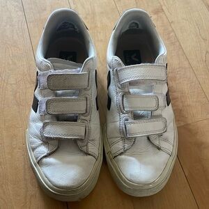 Vejas Black and White Old

Size US 7